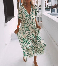 Robe longue vert à motif floral abstrait, col en V, manches courtes, taille loose.