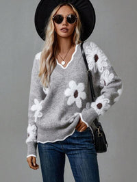 Pull gris à fleurs en relief blanches et marron, encolure V, manches longues, bord côtelé