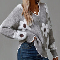 Pull col V gris à fleurs blanches et détails bordeaux, manches longues
