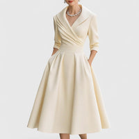Robe midi beige clair satin, col en V, manches 3/4, taille cintrée, jupe évasée