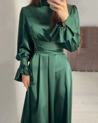 Robe longue en satin vert, manches bouffantes et ceinture à la taille