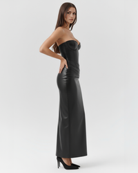 Robe midi bustier noire vue de profil, ligne droite et finition brillante