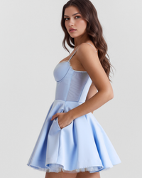 Robe courte bleu ciel à bretelles, décolleté cœur, jupe évasée et finitions dentelle.