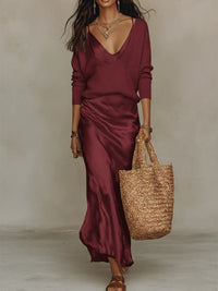 Ensemble Calista au toucher satiné : pull col V côtelé bordeaux et jupe longue satin bordeaux