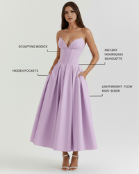 Robe midi lilas sans manches, taille corsetée, jupe ample froncée, décolleté en V.