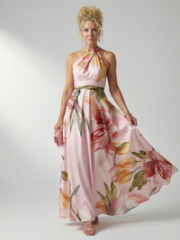 Robe longue satin rose clair imprimé floral, vue de face, encolure halter nouée.