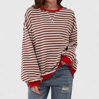 Pull ample rayé bordeaux et blanc, encolure ronde, manches longues, poignets froncés