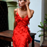 Robe longue rouge à volants, fines bretelles, décolleté en V