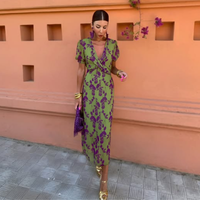 Robe mi-longue verte à motifs violets, décolleté croisé, manches bouffantes, taille ajustée