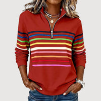 Haut zippé décontracté rouge, manches longues, rayures horizontales multicolores et demi-zip.