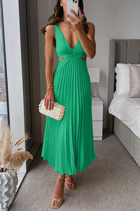 Robe longue plissée verte à bretelles fines, décolleté en V croisé