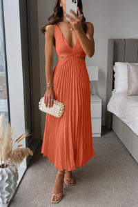Robe longue plissée orange à bretelles fines, décolleté en V croisé