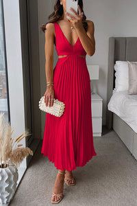 Robe longue plissée rouge à bretelles fines et décolleté en V croisé