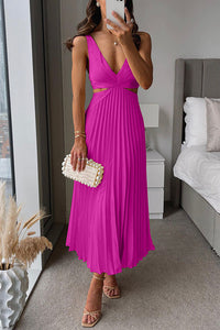 Robe longue plissée fuchsia à bretelles fines et décolleté en V