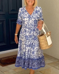 Robe midi bleue à motif floral, coupe évasée avec fronces, encolure V.