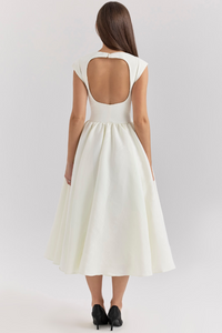 Robe midi plissée blanche au dos nu, buste ajusté et jupe évasée plissée