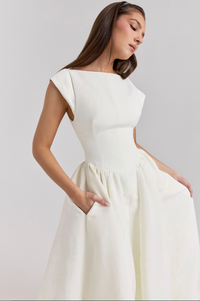 Robe midi plissée blanche avec buste structuré et volant plissé à la taille