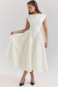 Robe midi plissée blanche évasée, buste ajusté et plis au niveau de la jupe