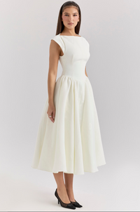 Robe midi plissée blanche à manches courtes, taille cintrée et jupe évasée