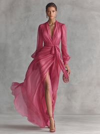 Robe longue rose à col V, manches bouffantes, taille nouée, jupe ample en voile.
