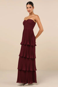 Robe longue bordeaux à volants étagés, taille froncée, bustier sans bretelles