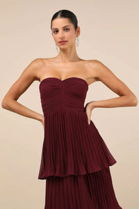 Robe longue bordeaux, bustier froncé et volants superposés (vue rapprochée)