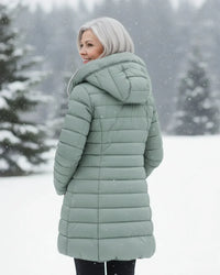 Veste d’hiver matelassée vert clair vue de dos avec capuche.
