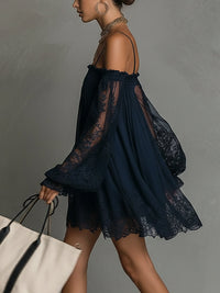 Mini-robe bleu marine courte, fronces au buste, manches en dentelle, ourlet en dentelle