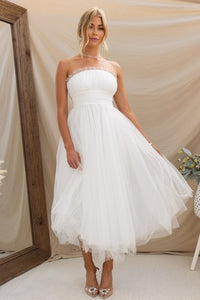 Robe longue Aera blanche en tulle, bandeau et jupe superposée avec léger effet volant.