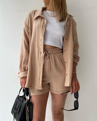 Ensemble d’été beige : surchemise boutonnée, débardeur blanc et short à cordon
