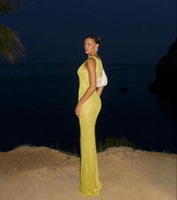 Robe longue sans manches jaune pailletée, vue de profil, coupe moulante