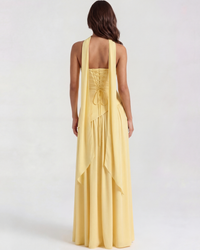 Robe longue jaune à dos nu, fines bretelles et nœud corset à l’arrière