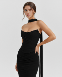 Robe noire moulante sans bretelles, détails froncés sur le buste et la jupe