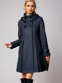 Manteau gris foncé à col cheminée, patte de fermeture boutonnée, poches latérales visibles.