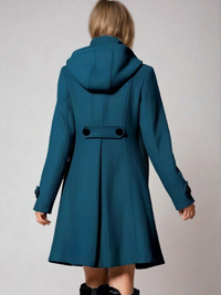Manteau bleu à col cheminée, vue de dos évasée avec patte et coutures verticales.