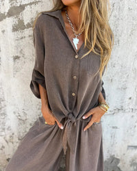 Ensemble deux pièces gris : haut boutonné et pantalon fluide, nœud à la taille