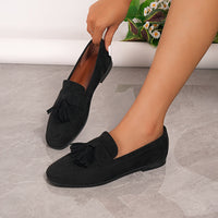 Chaussures de marche noires en daim, nœud frangé sur l’empeigne