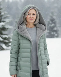 Veste d’hiver matelassée vert clair avec capuche doublée et poches zippées.