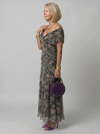 Robe midi fluide à épaules dénudées, imprimé feuillages vert foncé, jupe ample