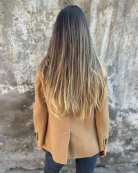 Dos de blazer classique RENATA camel, fermeture à boutons et coupe droite
