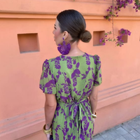 Robe mi-longue verte à motifs violets, dos avec nœud froncé et manches bouffantes