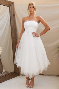 Robe longue Aera blanche en tulle, bustier bandeau et jupe mi-longue en volants.