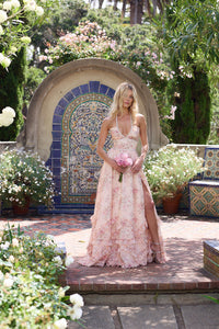 Robe longue rose poudré fleurie, bretelles perlées et jupe à volants