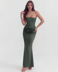 Robe longue vert foncé à bretelles fines, bustier ajusté et drapé sur le devant