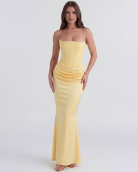 Robe jaune sans manches à encolure carrée, taille froncée et coupe sirène longue