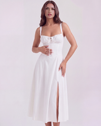 Robe midi blanche Aurora à bretelles fines, buste froncé à nœud, fente centrale