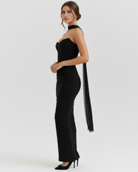 Robe longue noire moulante, col montant, fente latérale et pan asymétrique