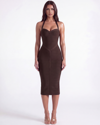 Robe moulante La Margaux marron foncé, bretelles fines, encolure cœur, longueur midi