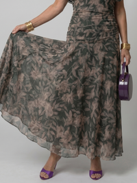 Robe midi fluide imprimée feuillages vert foncé, ourlet ample et léger