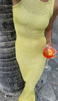 Robe longue jaune sans manches pailletée, gros plan sur la texture et l’ourlet